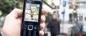 Mobiler Stadtplan. Das Garmin-Asus und Google Maps Navigation auf dem HTC-Handy erkannten am schnellsten, wenn der Fußgänger von der Route abwich.