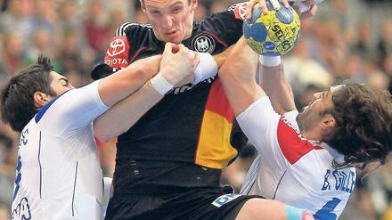 Du kommst hier nicht durch. Holger Glandorf wird von Nikola Karabatic (links) und Bertrand Gille aufgehalten. Foto: dpa