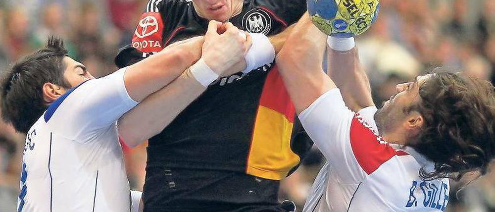 Du kommst hier nicht durch. Holger Glandorf wird von Nikola Karabatic (links) und Bertrand Gille aufgehalten. Foto: dpa