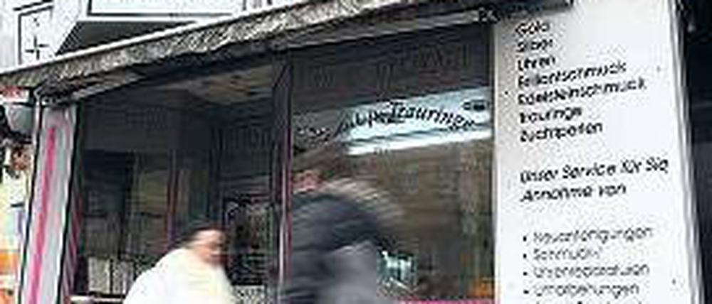 Der Tatort. Vorgestern überfielen drei Männer den Laden in der Müllerstraße. Foto: dpa