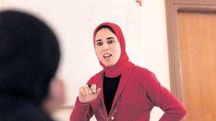 Sie verschafft sich Respekt. Wie diese Lehrerin können in diesem Projekt viele Frauen eine verantwortliche Tätigkeit übernehmen.