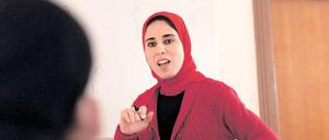 Sie verschafft sich Respekt. Wie diese Lehrerin können in diesem Projekt viele Frauen eine verantwortliche Tätigkeit übernehmen.