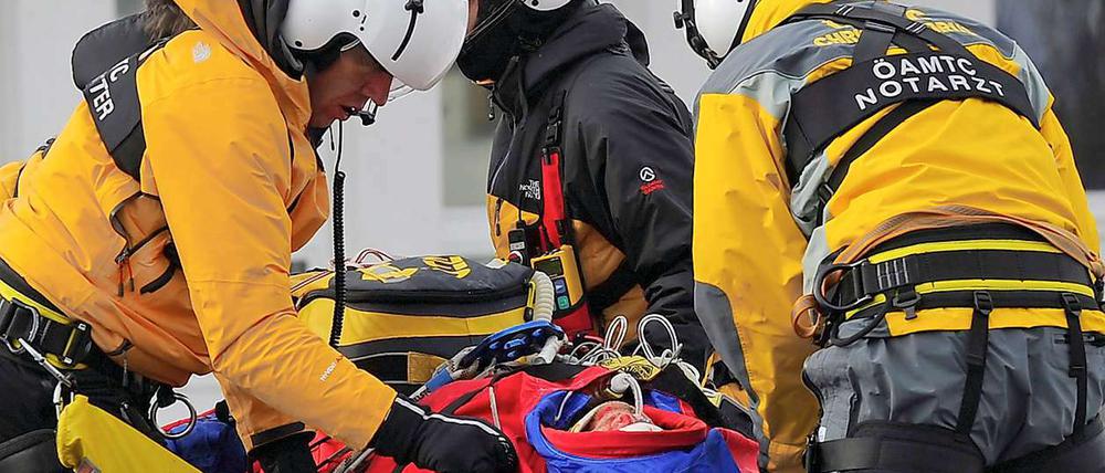 Ende eines Trainings. Der Österreicher Hans Grugger wird nach seinem Sturz auf der Steif mit einem Hubschrauber abtransportiert.