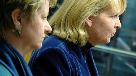 NRW-Ministerpräsidentin Hannelore Kraft (r, SPD) und SchulministerinSylvia Löhrmann (Grüne).