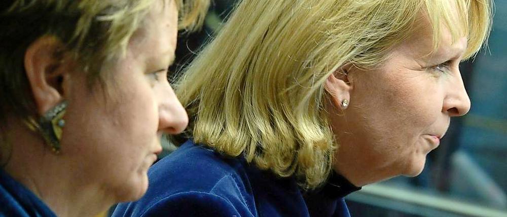 NRW-Ministerpräsidentin Hannelore Kraft (r, SPD) und SchulministerinSylvia Löhrmann (Grüne).