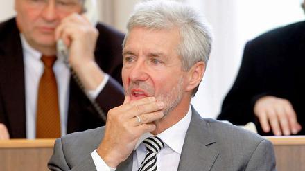 Brandenburgs Bildungsminister Holger Rupprecht (SPD) ist wegen der Dienstwagen-Affäre in Erklärungsnöte geraten.