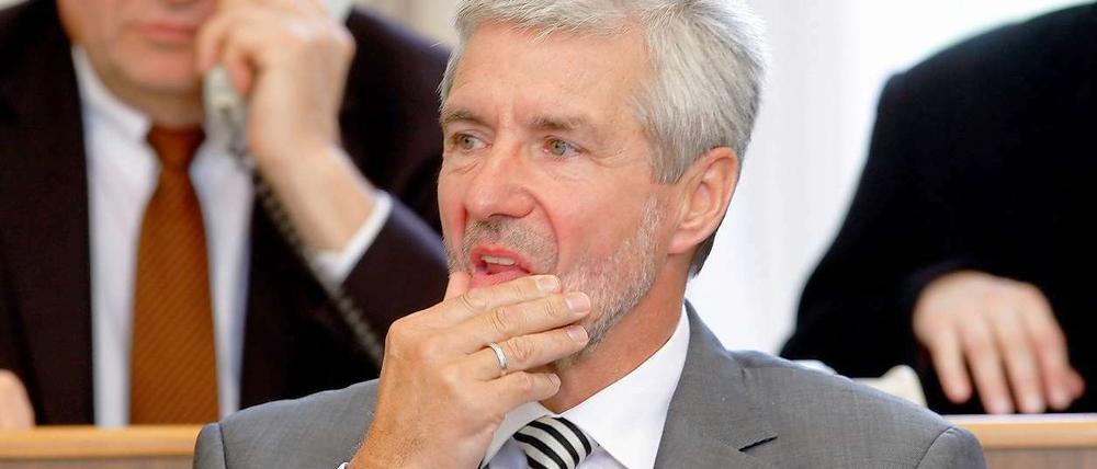 Brandenburgs Bildungsminister Holger Rupprecht (SPD) ist wegen der Dienstwagen-Affäre in Erklärungsnöte geraten.