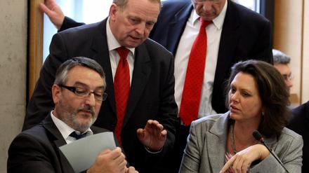 Verbraucherschutzministerin Ilse Aigner (CSU), der Landwirtschaftsminister von Mecklenburg-Vorpommern, Till Backhaus (SPD, 2. Reihe l.) und der Leiter für Lebensmittelsicherheit im Bundesverbraucherministerium, Bernhard Kühnle, bei der Sondersitzung.