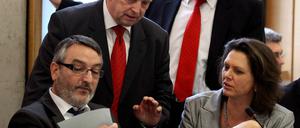 Verbraucherschutzministerin Ilse Aigner (CSU), der Landwirtschaftsminister von Mecklenburg-Vorpommern, Till Backhaus (SPD, 2. Reihe l.) und der Leiter für Lebensmittelsicherheit im Bundesverbraucherministerium, Bernhard Kühnle, bei der Sondersitzung.