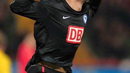 Doppelt hält besser. Herthas Stürmer Lasogga nach seinem zweiten Tor zum zwischenzeitlichen 2:1 bei Rot-Weiß Oberhausen. Am Ende siegte Hertha 3:1.