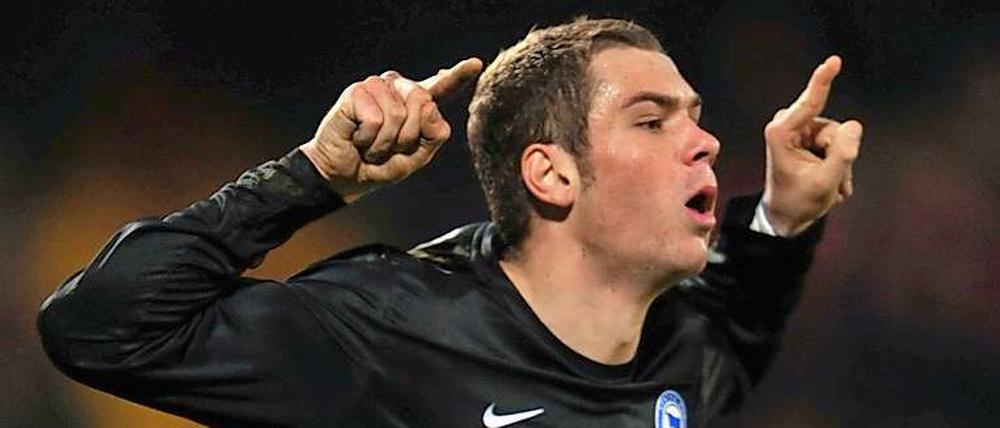 Doppelt hält besser. Herthas Stürmer Lasogga nach seinem zweiten Tor zum zwischenzeitlichen 2:1 bei Rot-Weiß Oberhausen. Am Ende siegte Hertha 3:1.