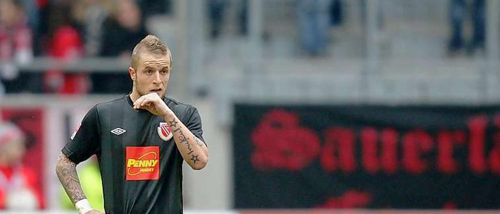 Lost in the supermarket: Cottbus' Daniel Adlung ist konsterniert nach der Niederlage in Düsseldorf.