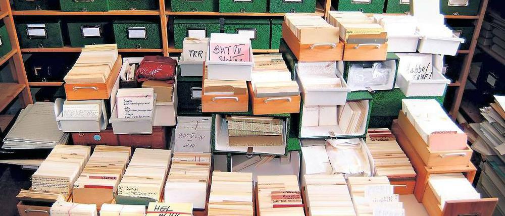 Relikte eines Hausheiligen. Kleines Sortiment von Hans Blumenbergs Zettelkästen im Marbacher Literaturarchiv. 