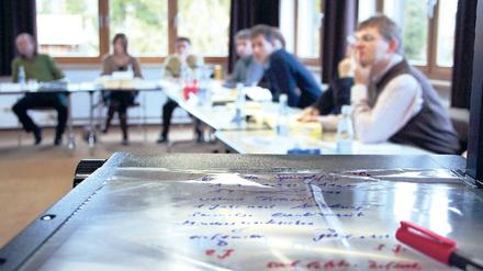Loslassen. Besser als krampfhaftes Grübeln sind Techniken, die den Gedanken freien Lauf lassen. Im Team funktioniert das Brainstorming am besten, wenn die Ideen erstmal nicht bewertet sondern gesammelt werden. So entstehen eher neue Eingebungen. Ohnehin gibt es mehr als 200 Methoden, um die Kreativität zu befeuern. Foto: dpa