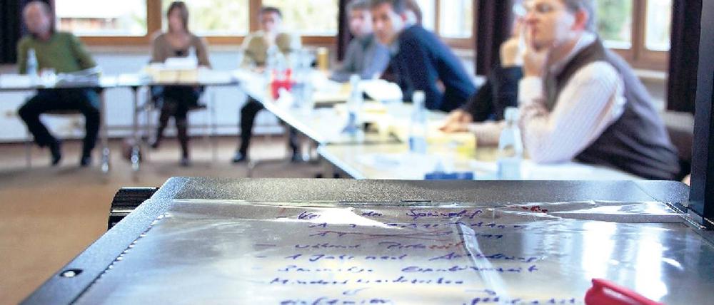 Loslassen. Besser als krampfhaftes Grübeln sind Techniken, die den Gedanken freien Lauf lassen. Im Team funktioniert das Brainstorming am besten, wenn die Ideen erstmal nicht bewertet sondern gesammelt werden. So entstehen eher neue Eingebungen. Ohnehin gibt es mehr als 200 Methoden, um die Kreativität zu befeuern. Foto: dpa