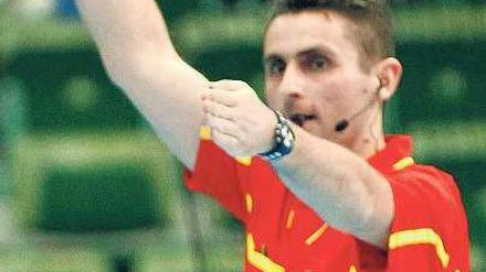 Ein Betrugsversuch? Bei einem Manipulationsverdacht können Handball-Schiedsrichter ausgewechselt werden – während des Spiels! Foto: Reuters