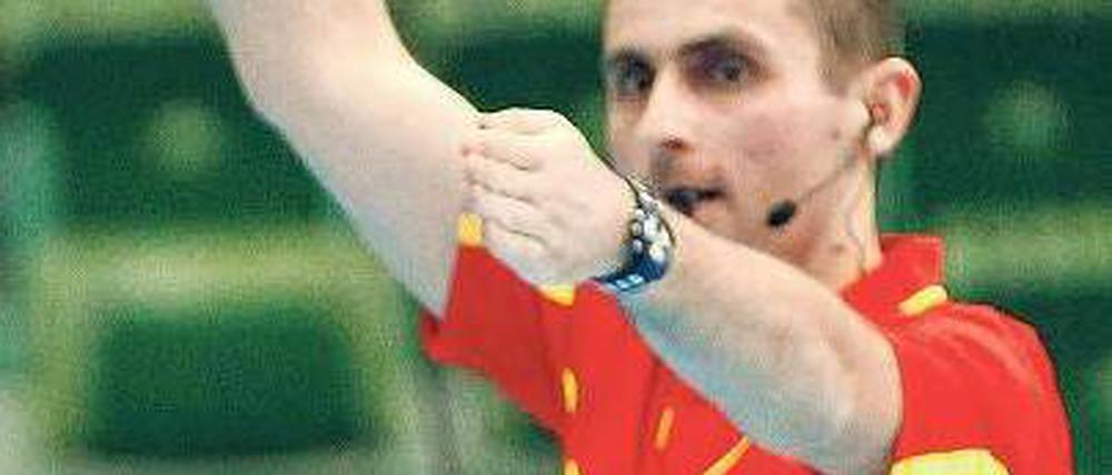 Ein Betrugsversuch? Bei einem Manipulationsverdacht können Handball-Schiedsrichter ausgewechselt werden – während des Spiels! Foto: Reuters