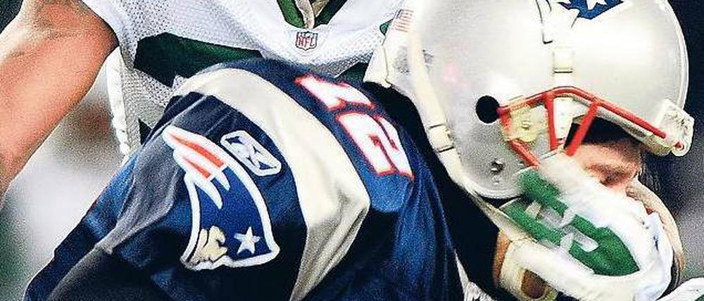 Leaving on a Jet Plane. Patriots-Quarterback Tom Brady wird von Jets-Cornerback Drew Coleman gestoppt. Foto: dpa