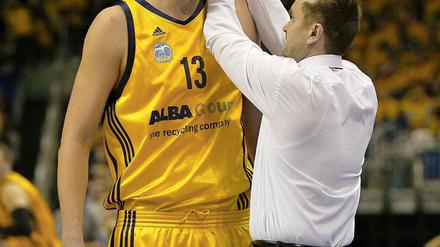 So wird’s gemacht. Luka Pavicevic demonstriert Rekord-Nationalspieler Patrick Femerling, wie man gerade steht. 