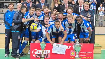 Das junge Hertha-Team von Trainer Karsten Heine (ganz links) sichert sich zum dritten Mal in Folge den Hallencup der Berliner Regional- und Oberligisten.