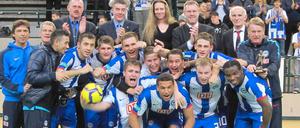 Das junge Hertha-Team von Trainer Karsten Heine (ganz links) sichert sich zum dritten Mal in Folge den Hallencup der Berliner Regional- und Oberligisten.