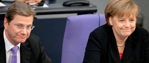Angela Merkel und Guido Westerwelle machen eine freundliche Miene, doch wie sieht es hinter den Fassaden der Kaoltion aus?