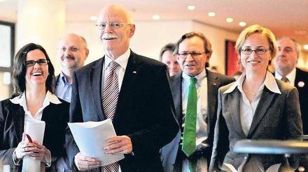 „Jeder hat bluten müssen“, sagt Schlichter Peter Struck über den Tarifstreit.