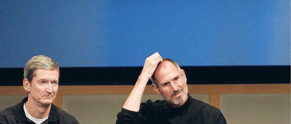 Der Stellvertreter. Steve Jobs (r.) ist die treibende Kraft bei Apple. Wenn es ihm schlecht geht, springt Tim Cook ein, der das Tagesgeschäft verantwortet. Foto: p-a/dpa