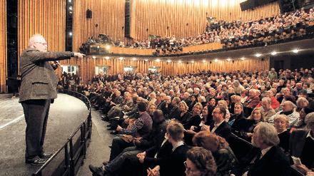 Deeskalationsimprovisation. Staatsopernchef Jürgen Flimm auf der Bühne des frisch eröffneten Schillertheaters.