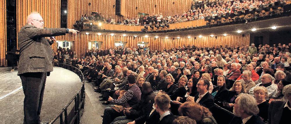 Deeskalationsimprovisation. Staatsopernchef Jürgen Flimm auf der Bühne des frisch eröffneten Schillertheaters. 