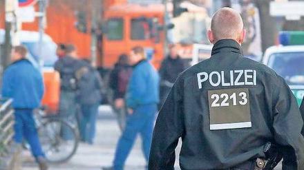 Bombenalarm. Nach dem Fund einer Handgranate in der kroatischen Botschaft sperrte die Polizei die Ahornstraße. Foto: Tzscheuschner