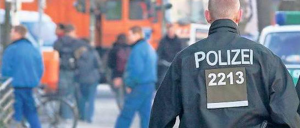 Bombenalarm. Nach dem Fund einer Handgranate in der kroatischen Botschaft sperrte die Polizei die Ahornstraße. Foto: Tzscheuschner