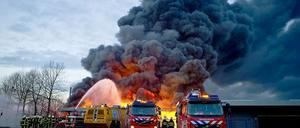 Ein Großbrand in einem Industriegebiet nahe Rotterdam hat am Mittwoch mehrere Explosionen ausgelöst. 