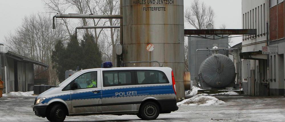 Die Polizei fuhr bereits am Dienstag beim Futterhersteller Harles & Jentzsch vor.