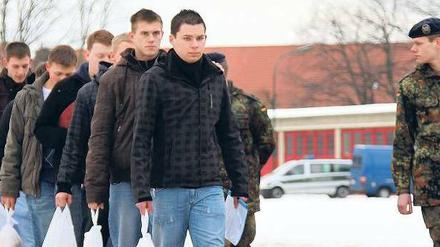 Drill macht den Meister. Die letzten zwangsverpflichteten Rekruten in der Julius-Leber-Kaserne in Tegel, die letzten von 15 000 Pflichtsoldaten seit 1994 an sechs Berliner Bundeswehrstandorten. In Zukunft werden es die Ausbilder mit Freiwilligen zu tun haben. Ist dies das Ende der Auslese?
