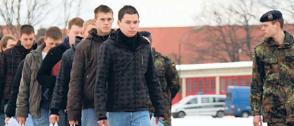 Drill macht den Meister. Die letzten zwangsverpflichteten Rekruten in der Julius-Leber-Kaserne in Tegel, die letzten von 15 000 Pflichtsoldaten seit 1994 an sechs Berliner Bundeswehrstandorten. In Zukunft werden es die Ausbilder mit Freiwilligen zu tun haben. Ist dies das Ende der Auslese? 