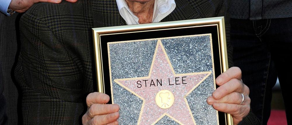 Comic-Veteran: Stan Lee mit einem Beleg seiner Auszeichnung.