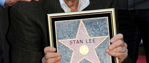 Comic-Veteran: Stan Lee mit einem Beleg seiner Auszeichnung.