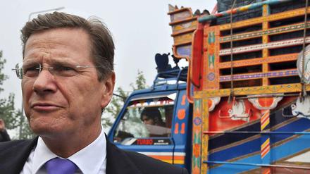 Westerwelle am Highway von Lahore, nachdem sein Flugzeug unplanmäßig landen musste.