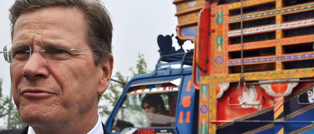 Westerwelle am Highway von Lahore, nachdem sein Flugzeug unplanmäßig landen musste.