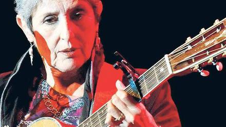 Folklady. Joan Baez im März 2010 bei einem Konzert in Burgos, Spanien. 