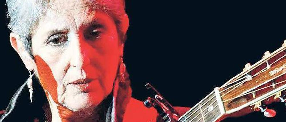 Folklady. Joan Baez im März 2010 bei einem Konzert in Burgos, Spanien.