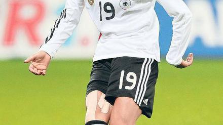 FATMIRE BAJRAMAJ, 22Fatmire „Lira“ Bajramaj, dieser Name dürfte einigen jetzt schon ein Begriff sein. 1992 muss sie mit ihrer Familie aus dem Kosovo fliehen und kommt nach Deutschland. Dass sie anfängt, Fußball zu spielen, verheimlicht sie ihrem Vater zunächst. Schon bald lässt sie alle Jungs in ihrer Umgebung blass aussehen. Heute ist die gebürtige Kosovo-Albanerin die vielleicht außergewöhnlichste Erscheinung im deutschen Frauen-Fußball: Sie spielt für den 1. FFC Turbine Potsdam und die deutsche Nationalmannschaft. Und das sehr erfolgreich. 2007 wird sie Weltmeisterin, 2009 Europameisterin. Im vergangenen Jahr gewann sie mit Potsdam die deutsche Meisterschaft und die Championsleague. Und das mit 22 Jahren. Es gibt nicht viele Männer, die eine solche Erfolgsgeschichte vorlegen können. Und Fatmire ist noch nicht an ihrem Höhepunkt angekommen. Den wird sie sich bei der Frauen-WM im Sommer nähern: Die Sportlerin gilt als größte Hoffnung der Fußballfrauen. Sie ist dribbelstark, hat eine geniale Spielübersicht, flankt punktgenau und schießt auch noch selber Tore. Von allen diesen Fähigkeiten können manche ihrer männlichen Kollegen nur träumen. Nach der Weltmeisterschaft wird Fatmire ein Star, nicht zuletzt dank ihres Aussehens und der damit verbundenen Vermarktung. Und spätestens dann wird ihr Name auch denen ein Begriff sein, die sich nicht regelmäßig mit Frauen-Fußball beschäftigen.