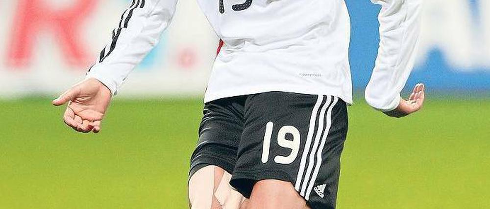 FATMIRE BAJRAMAJ, 22Fatmire „Lira“ Bajramaj, dieser Name dürfte einigen jetzt schon ein Begriff sein. 1992 muss sie mit ihrer Familie aus dem Kosovo fliehen und kommt nach Deutschland. Dass sie anfängt, Fußball zu spielen, verheimlicht sie ihrem Vater zunächst. Schon bald lässt sie alle Jungs in ihrer Umgebung blass aussehen. Heute ist die gebürtige Kosovo-Albanerin die vielleicht außergewöhnlichste Erscheinung im deutschen Frauen-Fußball: Sie spielt für den 1. FFC Turbine Potsdam und die deutsche Nationalmannschaft. Und das sehr erfolgreich. 2007 wird sie Weltmeisterin, 2009 Europameisterin. Im vergangenen Jahr gewann sie mit Potsdam die deutsche Meisterschaft und die Championsleague. Und das mit 22 Jahren. Es gibt nicht viele Männer, die eine solche Erfolgsgeschichte vorlegen können. Und Fatmire ist noch nicht an ihrem Höhepunkt angekommen. Den wird sie sich bei der Frauen-WM im Sommer nähern: Die Sportlerin gilt als größte Hoffnung der Fußballfrauen. Sie ist dribbelstark, hat eine geniale Spielübersicht, flankt punktgenau und schießt auch noch selber Tore. Von allen diesen Fähigkeiten können manche ihrer männlichen Kollegen nur träumen. Nach der Weltmeisterschaft wird Fatmire ein Star, nicht zuletzt dank ihres Aussehens und der damit verbundenen Vermarktung. Und spätestens dann wird ihr Name auch denen ein Begriff sein, die sich nicht regelmäßig mit Frauen-Fußball beschäftigen.