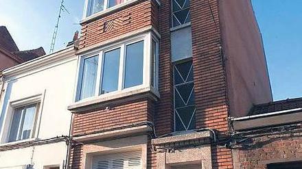 Versteck. In diesem Haus in Lille in Nordfrankreich lebten die beiden Gesuchten unter den Namen „Werner“ und „Lina“ ein unauffälliges Leben als Flohmarkthändler. Foto: AFP