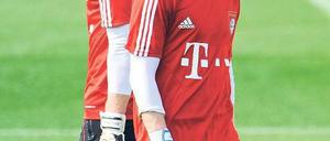 Im Vordergrund. Thomas Kraft scheint bei den Bayern Jörg Butt (hinten) als Nummer eins verdrängt zu haben. Foto: dpa