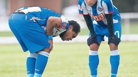 Brudersorge. Ronny muss im Testspiel gegen Babelsberg verletzt aufhören, Raffael ahnt bereits nichts Gutes. Foto: Ottmar Winter