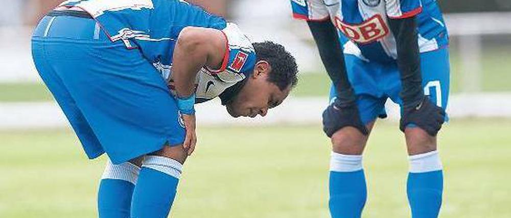 Brudersorge. Ronny muss im Testspiel gegen Babelsberg verletzt aufhören, Raffael ahnt bereits nichts Gutes. Foto: Ottmar Winter