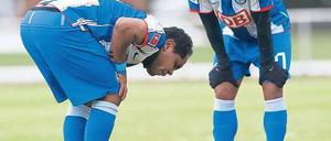Brudersorge. Ronny muss im Testspiel gegen Babelsberg verletzt aufhören, Raffael ahnt bereits nichts Gutes. Foto: Ottmar Winter