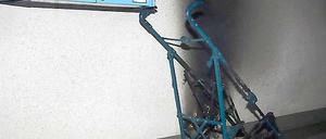 Immer wieder sind Kinderwagen in Hausfluren das Ziel von Brandstiftern. Bei diesem Fall im vergangenen Jahr konnte die Feuerwehr einen brennenden Kinderwagen in einem Hellersdorfer Hausflur rasch löschen.